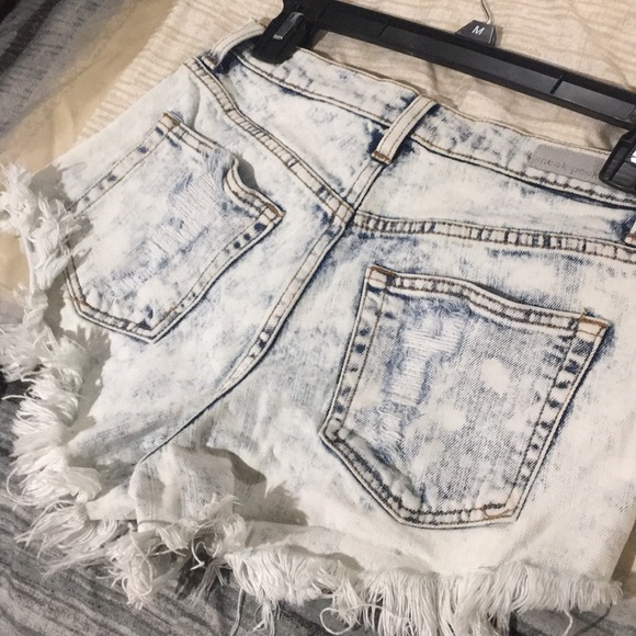 High-Waisted Light Denim Shorts - Picture 2 of 5